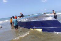 Tim SAR Gabungan mengevakuasi Speedboat Mister Un yang ditemukan di kawasan pantai Desa Malanggo, Kecamatan Tinombo Selatan, Kabupaten Parigi Moutong, Kamis (30/7/2026). 
