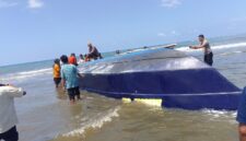 Tim SAR Gabungan mengevakuasi Speedboat Mister Un yang ditemukan di kawasan pantai Desa Malanggo, Kecamatan Tinombo Selatan, Kabupaten Parigi Moutong, Kamis (30/7/2026).