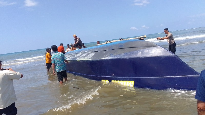 Tim SAR Gabungan mengevakuasi Speedboat Mister Un yang ditemukan di kawasan pantai Desa Malanggo, Kecamatan Tinombo Selatan, Kabupaten Parigi Moutong, Kamis (30/7/2026). 
