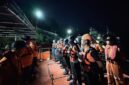 Tim SAR gabungan melaksanakan briefing sebelum memulai Operasi SAR hari kelima pencarian ABK Speedboat Mister Un di Perairan Teluk Tomini, Selasa (28/7/2026).

