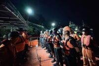Tim SAR gabungan melaksanakan briefing sebelum memulai Operasi SAR hari kelima pencarian ABK Speedboat Mister Un di Perairan Teluk Tomini, Selasa (28/7/2026).
