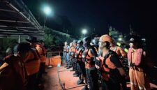 Tim SAR gabungan melaksanakan briefing sebelum memulai Operasi SAR hari kelima pencarian ABK Speedboat Mister Un di Perairan Teluk Tomini, Selasa (28/7/2026).
