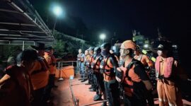 Tim SAR gabungan melaksanakan briefing sebelum memulai Operasi SAR hari kelima pencarian ABK Speedboat Mister Un di Perairan Teluk Tomini, Selasa (28/7/2026).
