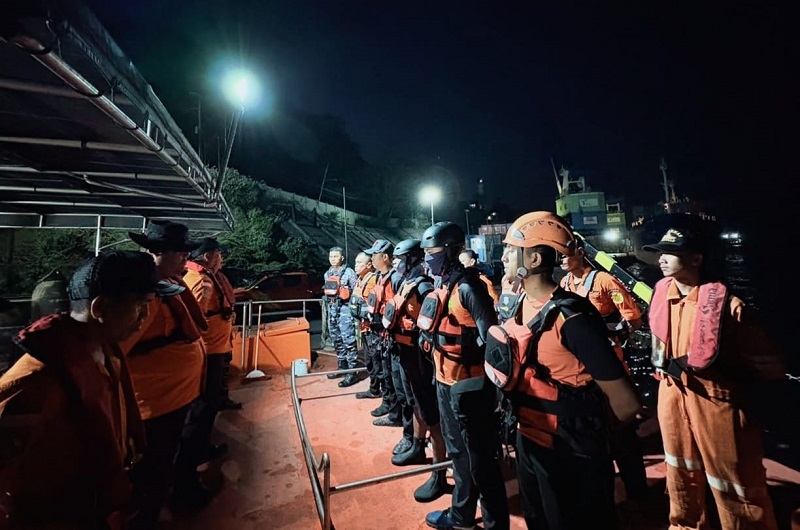 Tim SAR gabungan melaksanakan briefing sebelum memulai Operasi SAR hari kelima pencarian ABK Speedboat Mister Un di Perairan Teluk Tomini, Selasa (28/7/2026).
