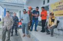 Bupati Tojo Una-Una, Ilham S. Lawidu, memimpin koordinasi bersama Tim Basarnas, UPP Kelas III Ampana, BPBD, TNI AL, Polairud, dan unsur terkait di Posko Operasi SAR, Sabtu (25/7/2026) pukul 14.00 WITA.
