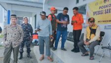 Bupati Tojo Una-Una, Ilham S. Lawidu, memimpin koordinasi bersama Tim Basarnas, UPP Kelas III Ampana, BPBD, TNI AL, Polairud, dan unsur terkait di Posko Operasi SAR, Sabtu (25/7/2026) pukul 14.00 WITA.
