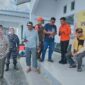 Bupati Tojo Una-Una, Ilham S. Lawidu, memimpin koordinasi bersama Tim Basarnas, UPP Kelas III Ampana, BPBD, TNI AL, Polairud, dan unsur terkait di Posko Operasi SAR, Sabtu (25/7/2026) pukul 14.00 WITA.
