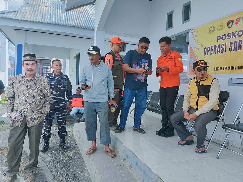 Bupati Tojo Una-Una, Ilham S. Lawidu, memimpin koordinasi bersama Tim Basarnas, UPP Kelas III Ampana, BPBD, TNI AL, Polairud, dan unsur terkait di Posko Operasi SAR, Sabtu (25/7/2026) pukul 14.00 WITA.
