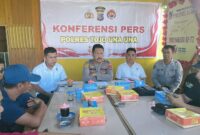  Wakapolres Tojo Una-Una, Kompol Junus Djoni Achpah, didampingi KBO Satreskrim Ipda Dwi Wiendrarto, Kasat Resnarkoba Iptu Rizal Polii, dan Kasihumas Iptu Martono, menunjukkan barang bukti serta menghadirkan para tersangka saat konferensi pers pengungkapan kasus pencurian di Kantor PKK Kabupaten Tojo Una-Una di Mapolres Tojo Una-Una, Rabu (15/7/2026).