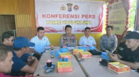  Wakapolres Tojo Una-Una, Kompol Junus Djoni Achpah, didampingi KBO Satreskrim Ipda Dwi Wiendrarto, Kasat Resnarkoba Iptu Rizal Polii, dan Kasihumas Iptu Martono, menunjukkan barang bukti serta menghadirkan para tersangka saat konferensi pers pengungkapan kasus pencurian di Kantor PKK Kabupaten Tojo Una-Una di Mapolres Tojo Una-Una, Rabu (15/7/2026).