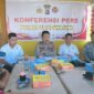  Wakapolres Tojo Una-Una, Kompol Junus Djoni Achpah, didampingi KBO Satreskrim Ipda Dwi Wiendrarto, Kasat Resnarkoba Iptu Rizal Polii, dan Kasihumas Iptu Martono, menunjukkan barang bukti serta menghadirkan para tersangka saat konferensi pers pengungkapan kasus pencurian di Kantor PKK Kabupaten Tojo Una-Una di Mapolres Tojo Una-Una, Rabu (15/7/2026).